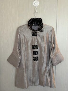 GORGEOUS Damee Inc Grey Pearlized Topper Jacket With Pockets Buttons Size M